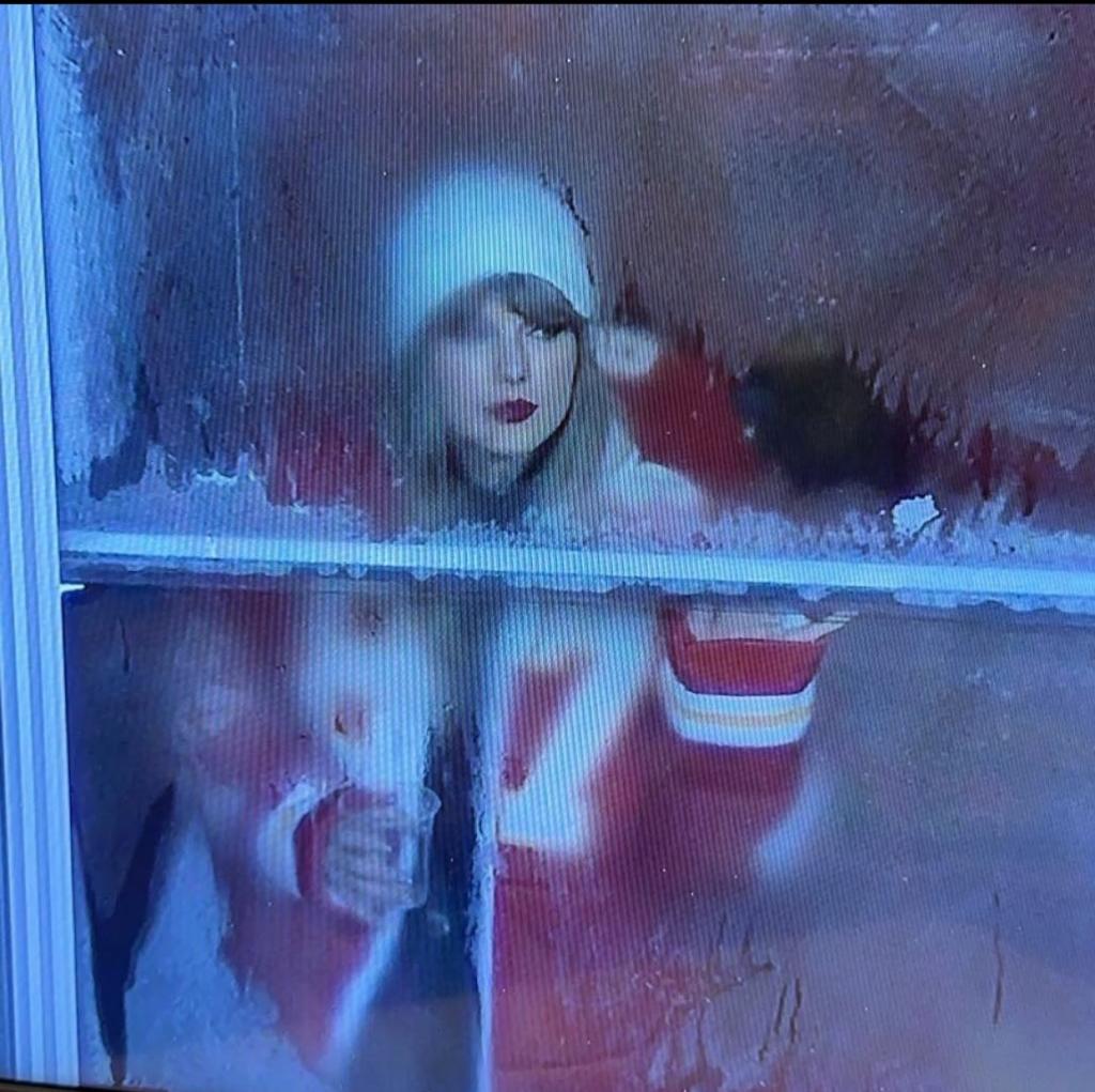 Taylor Swift at chiefs vs dolphins playoff game