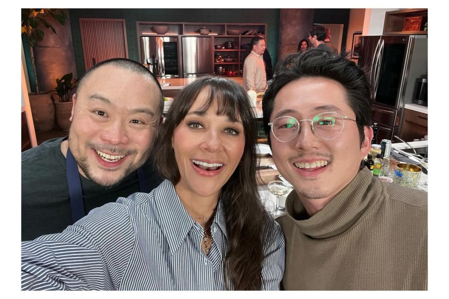 TV DINNER: Restaurateur David Chang (from left) hosts actors Rashida Jones and Steven Yeun on his Netflix show, “Dinner Time Live.”