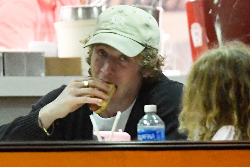 Jeremy Allen White chows down with his daughters and more star snaps