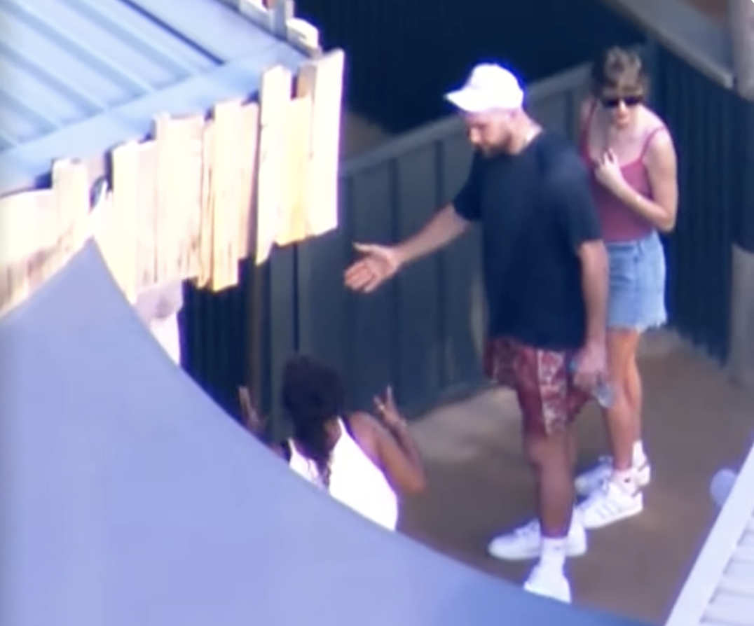 Travis Kelce and Taylor Swift walking around Sydney Zoo.