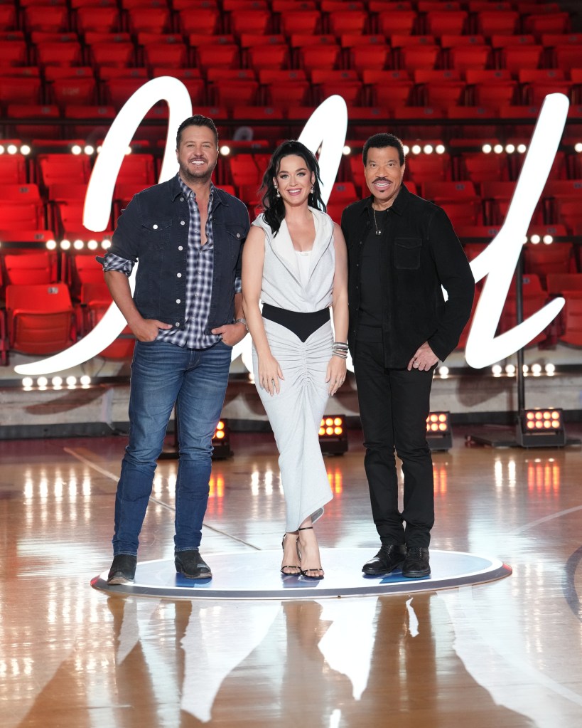luke bryan, katy perry and lionel richie standing on a basketball court