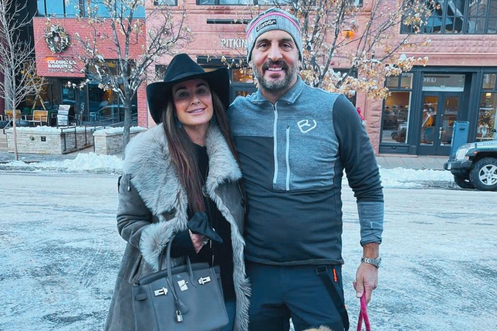 Kyle Richards and Mauricio Umansky posing together 