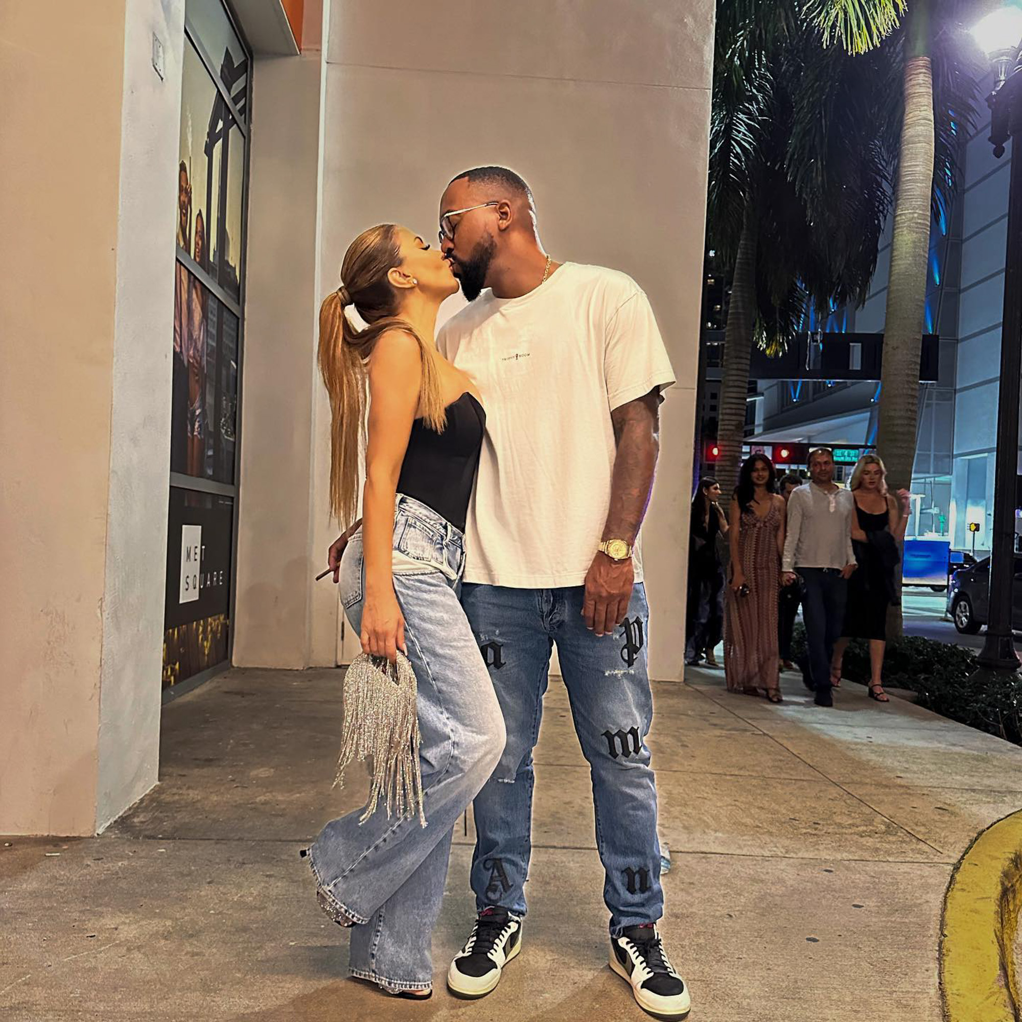 Marcus Jordan and Larsa Pippen kissing.