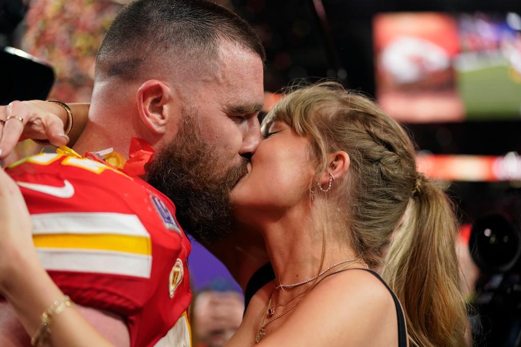 taylor swift and travis kelce kissing at super bowl