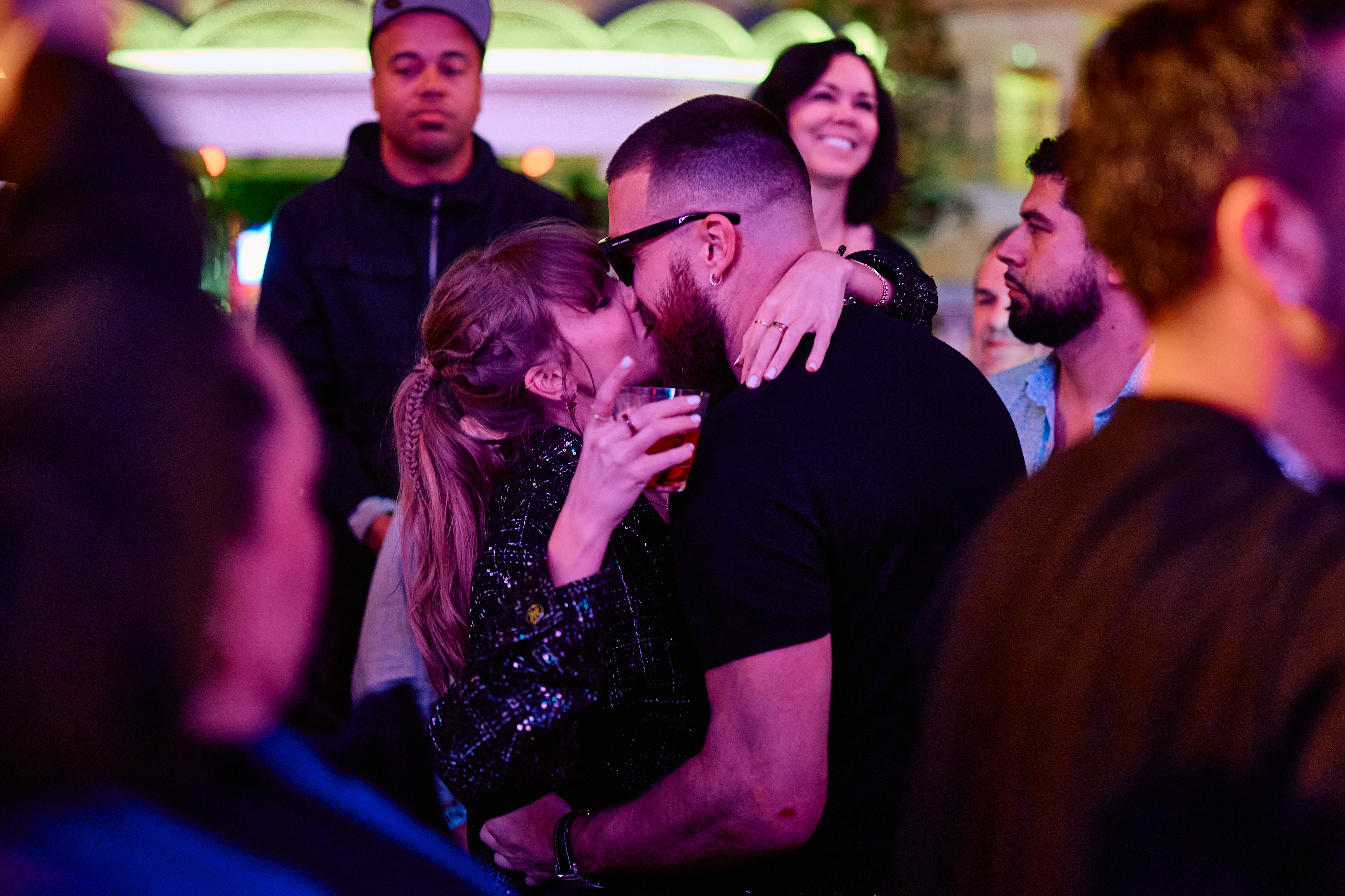 Taylor Swift and Travis Kelce kissing.
