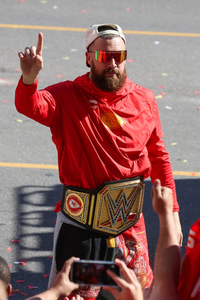 travis kelce holding up one finger during super bowl 2024 parade