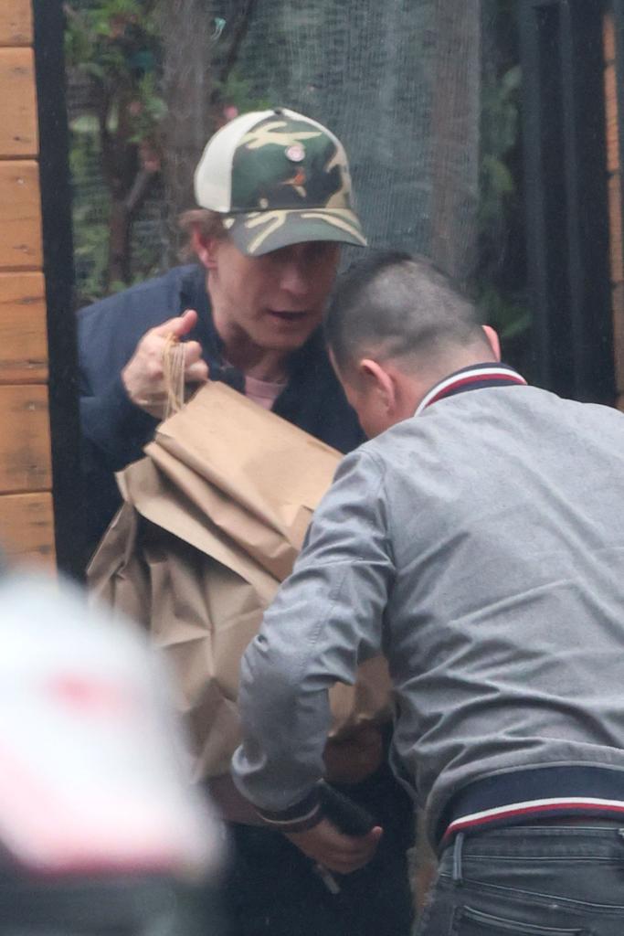 stephen baldwin grabbing groceries