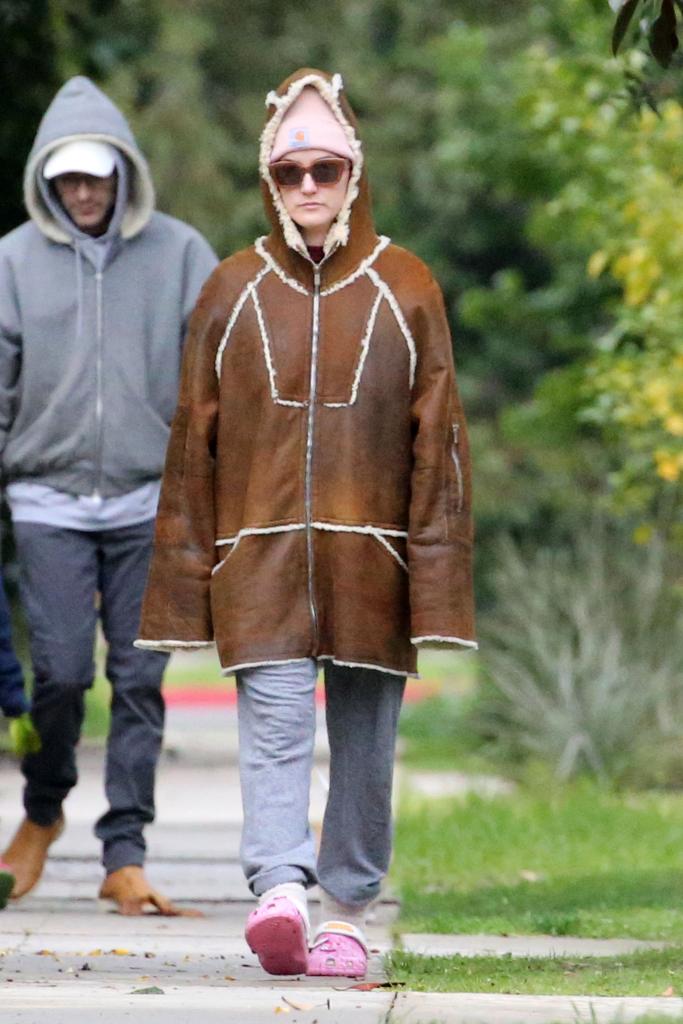 Alaia Baldwin Aronow walking with her husband