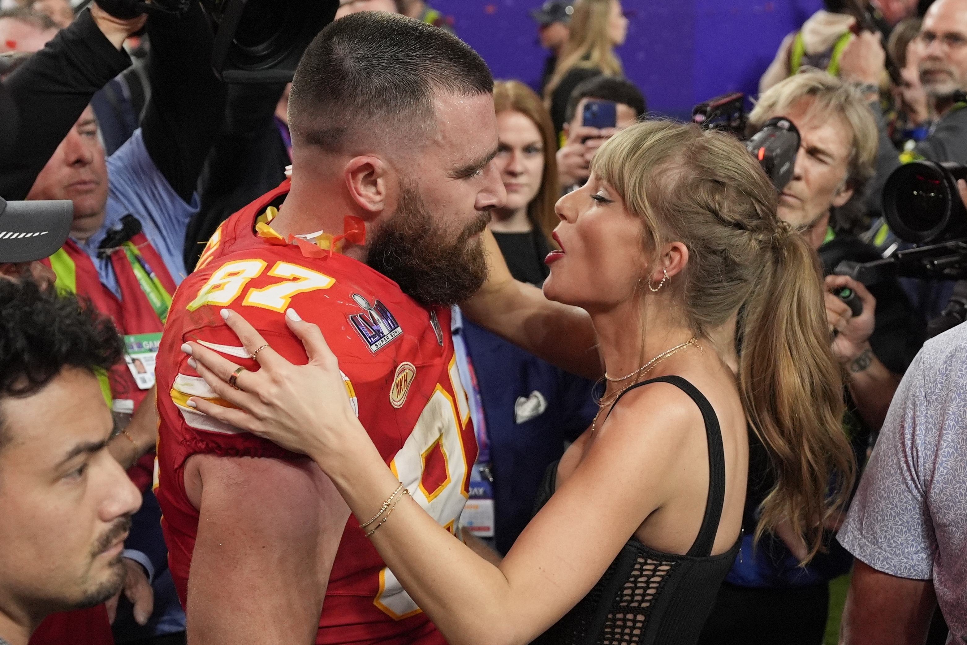 taylor swift going into hug travis kelce on the football field