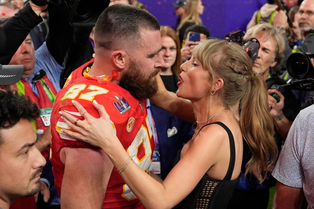 taylor swift going into hug travis kelce on the football field