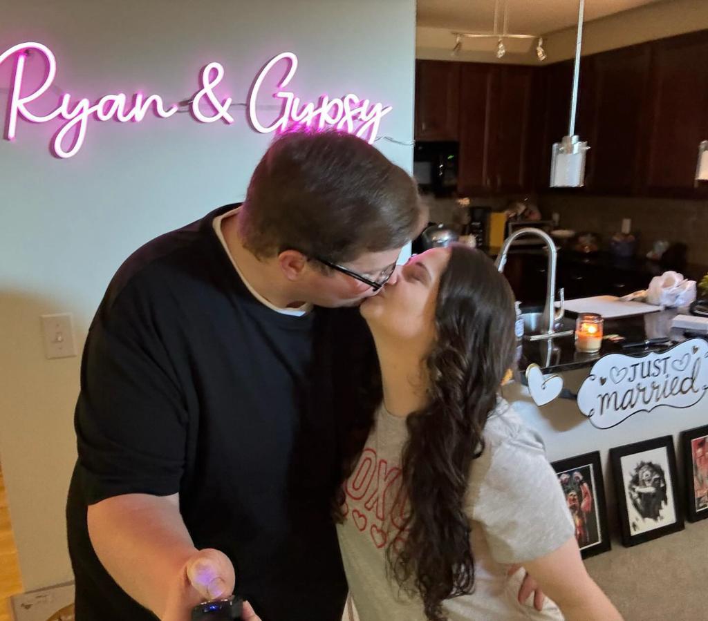 Gypsy Rose Blanchard and Ryan Scott Anderson kissing