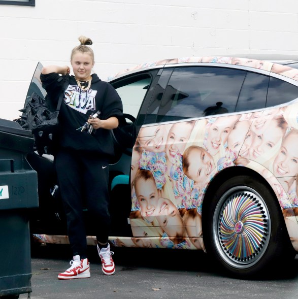 jojo siwa exiting her car