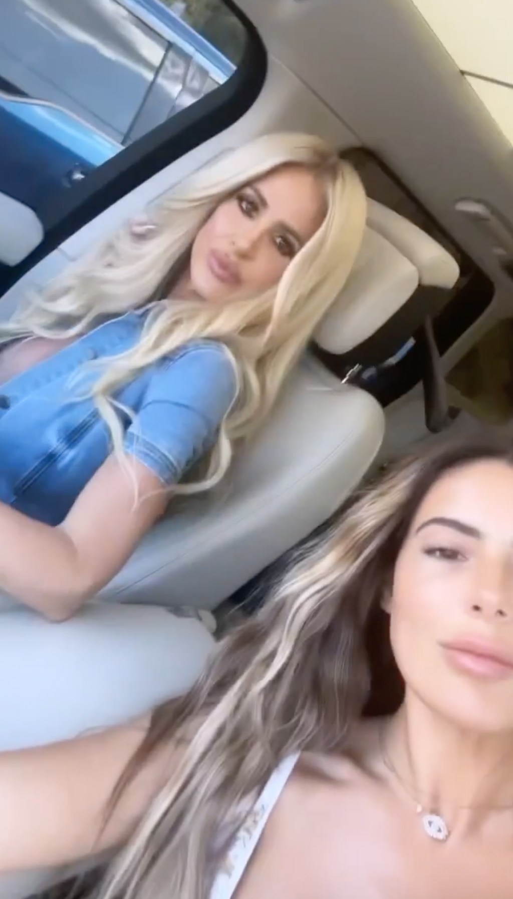 Kim Zolciak and Brielle Biermann in a car.