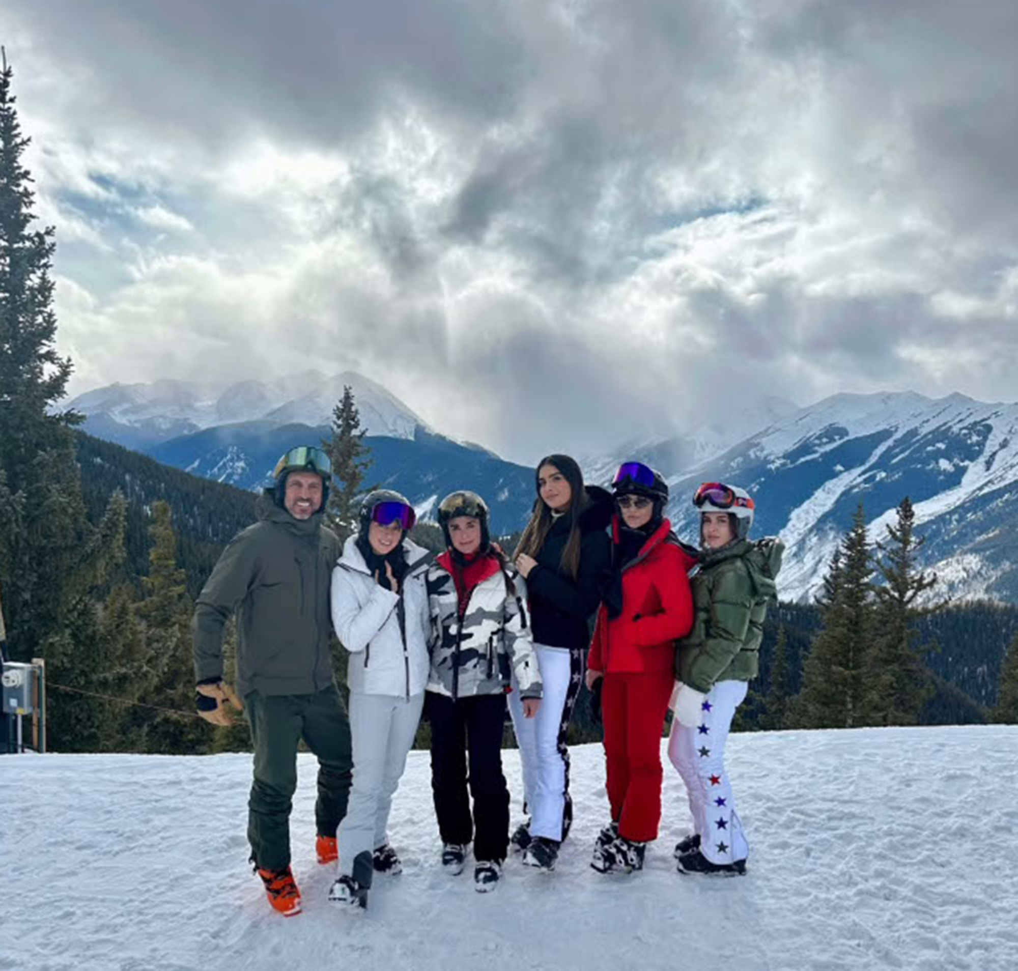 Kyle Richards and Mauricio Umansky posing with their kids in Aspen