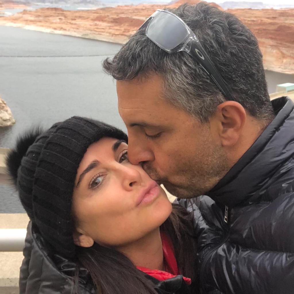 Mauricio Umansky kissing Kyle Richards