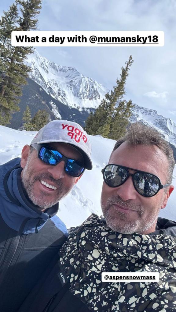 A selfie of Mauricio Umansky with a friend