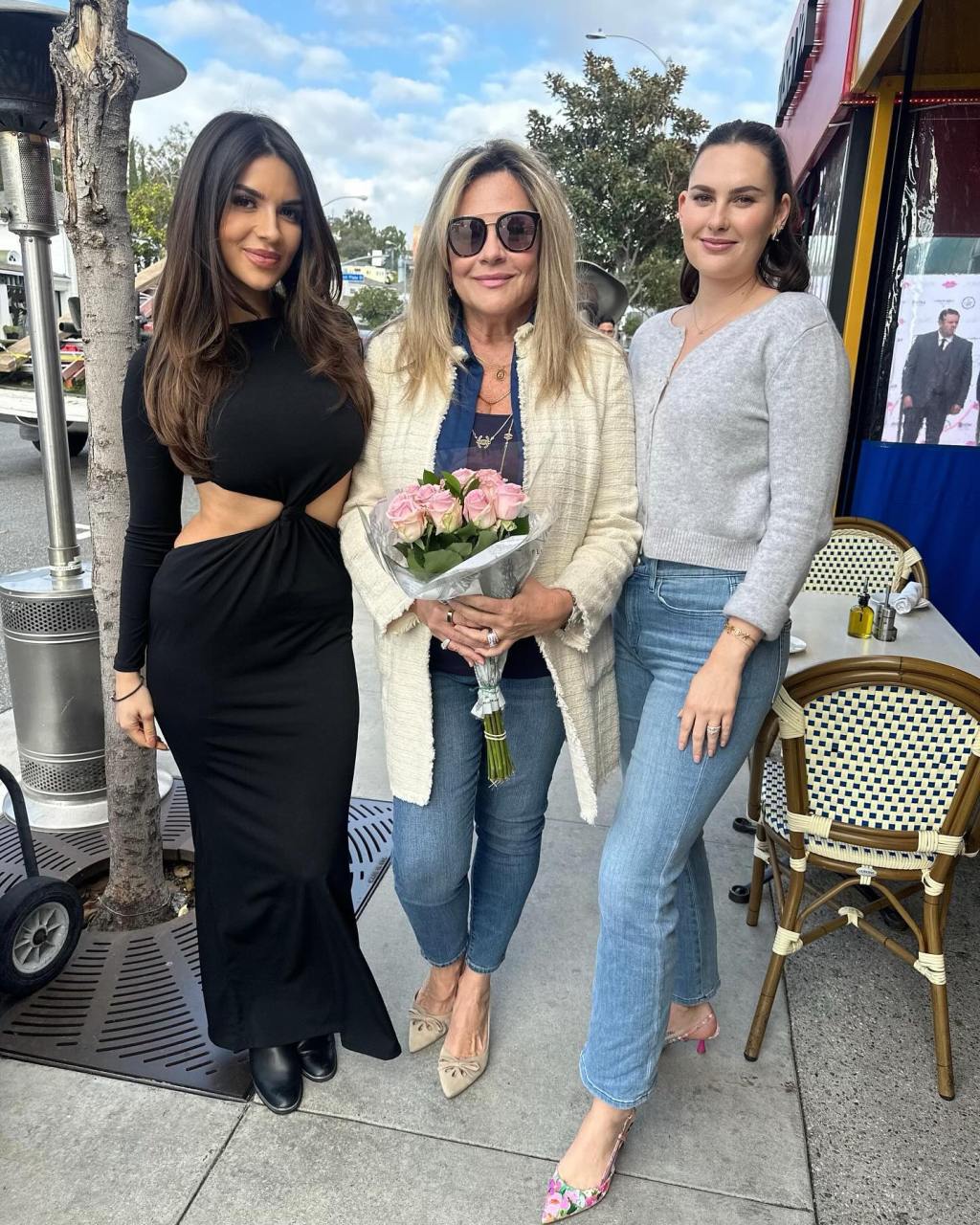 Ekin-Su Cülcüloğlu with Peter Weber's mom, Barbara Weber, and his sister-in-law.