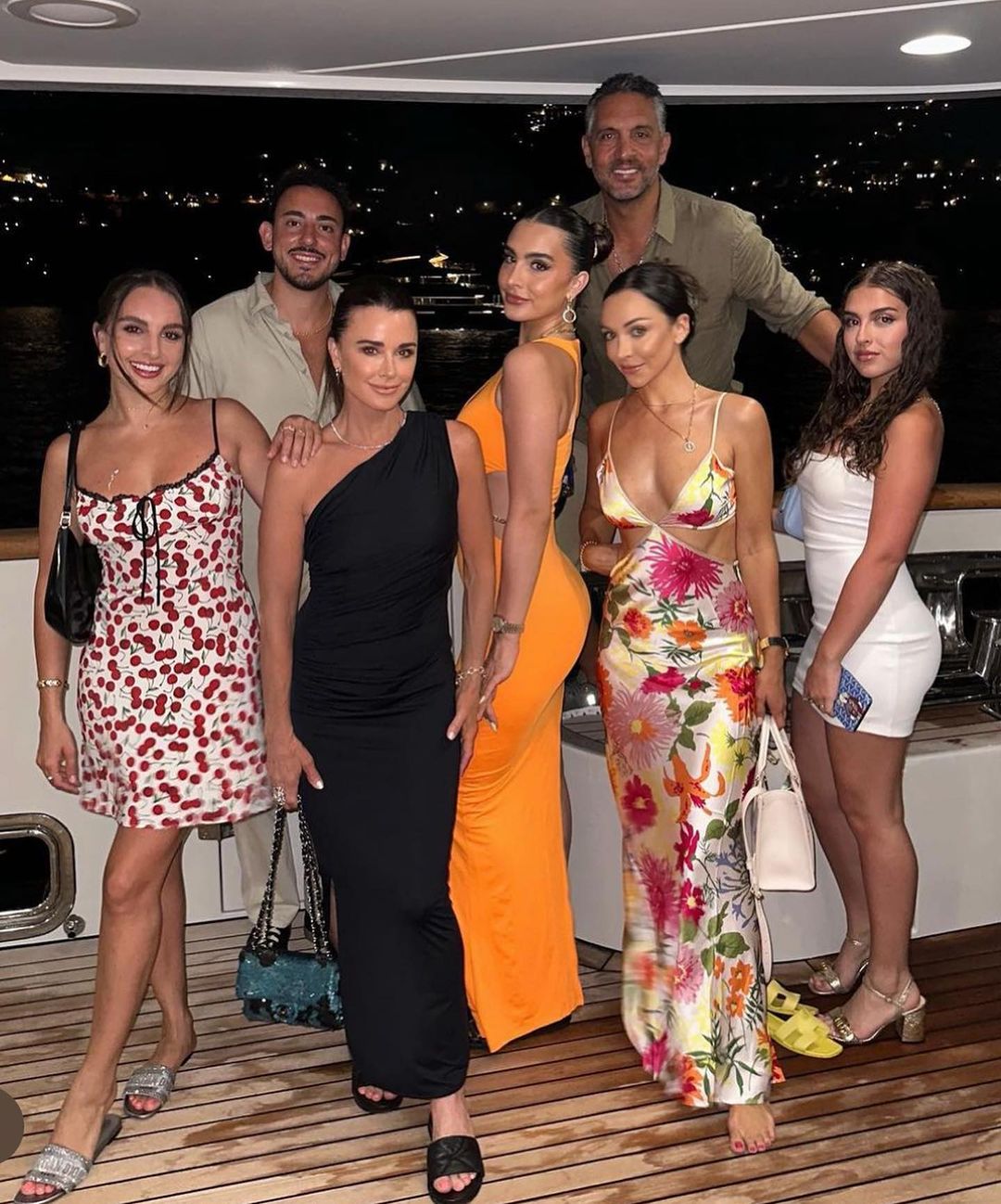 Kyle Richards and Mauricio Umansky posing with their daughters