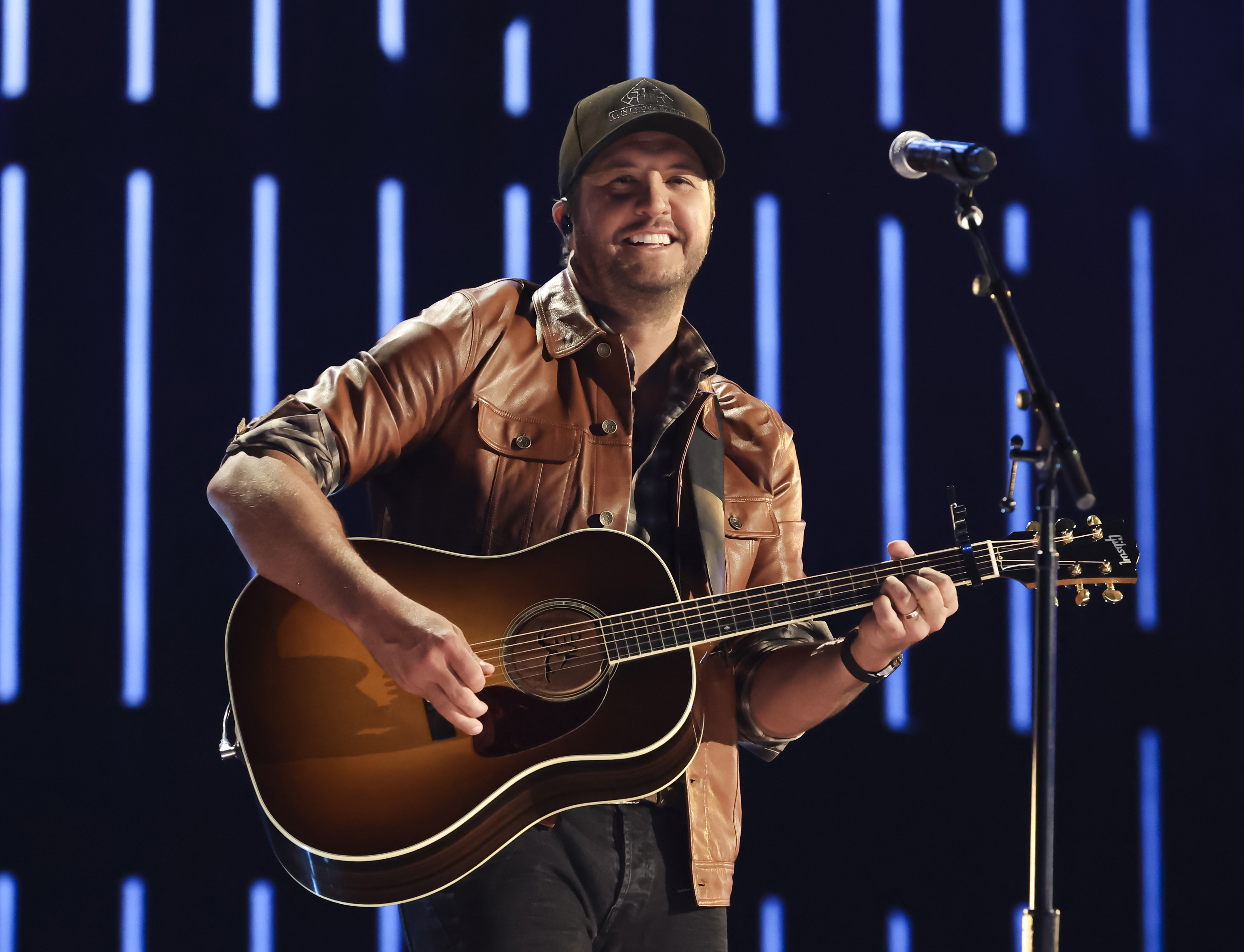 luke bryan performing with guitar