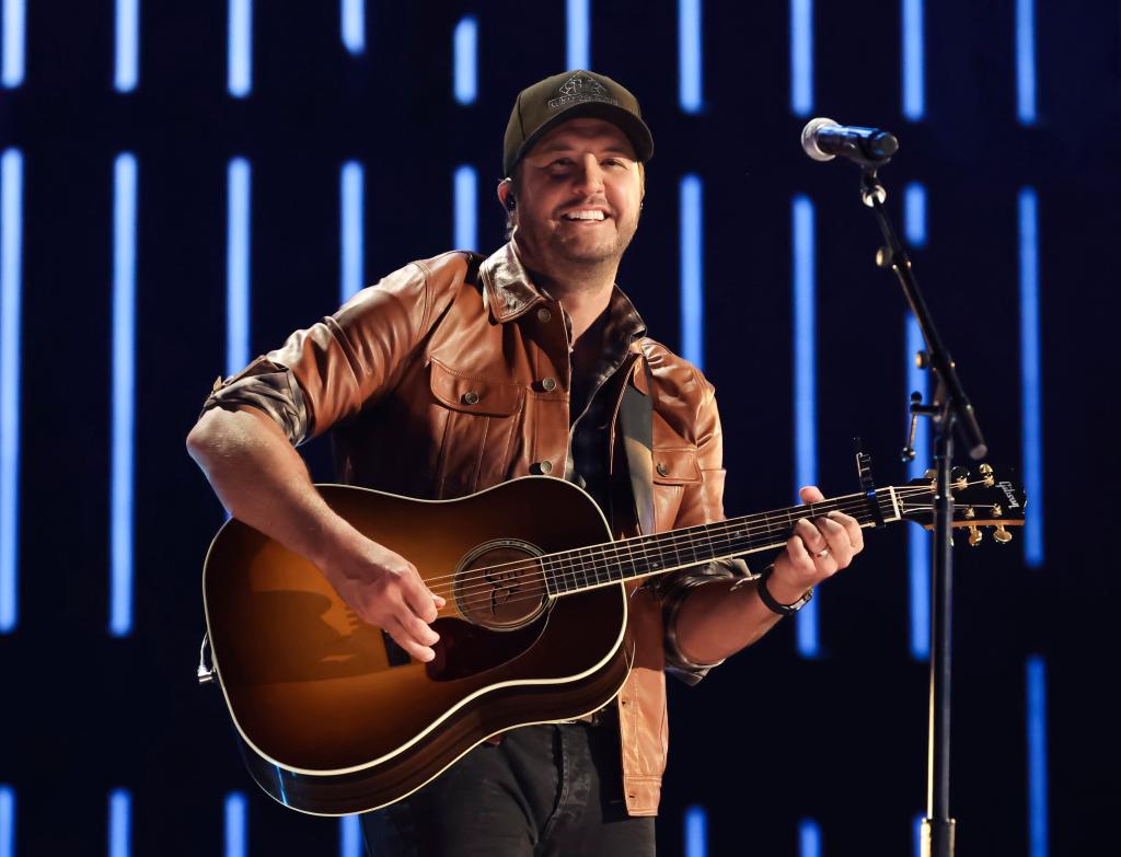 luke bryan performing with guitar