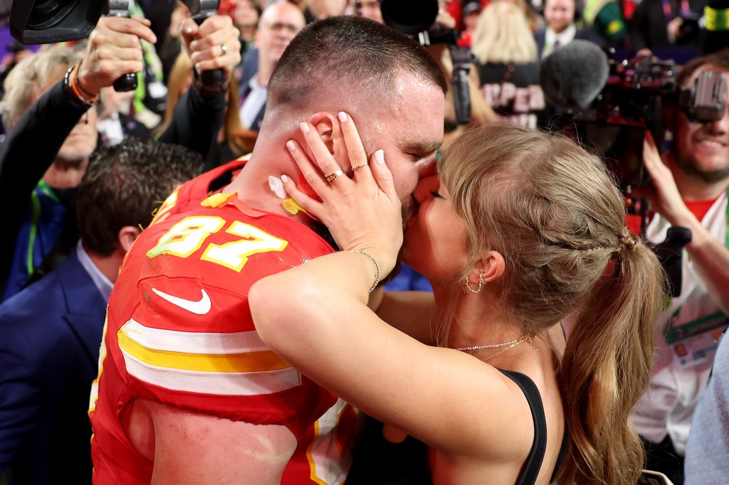 Travis Kelce and Taylor Swift kissing