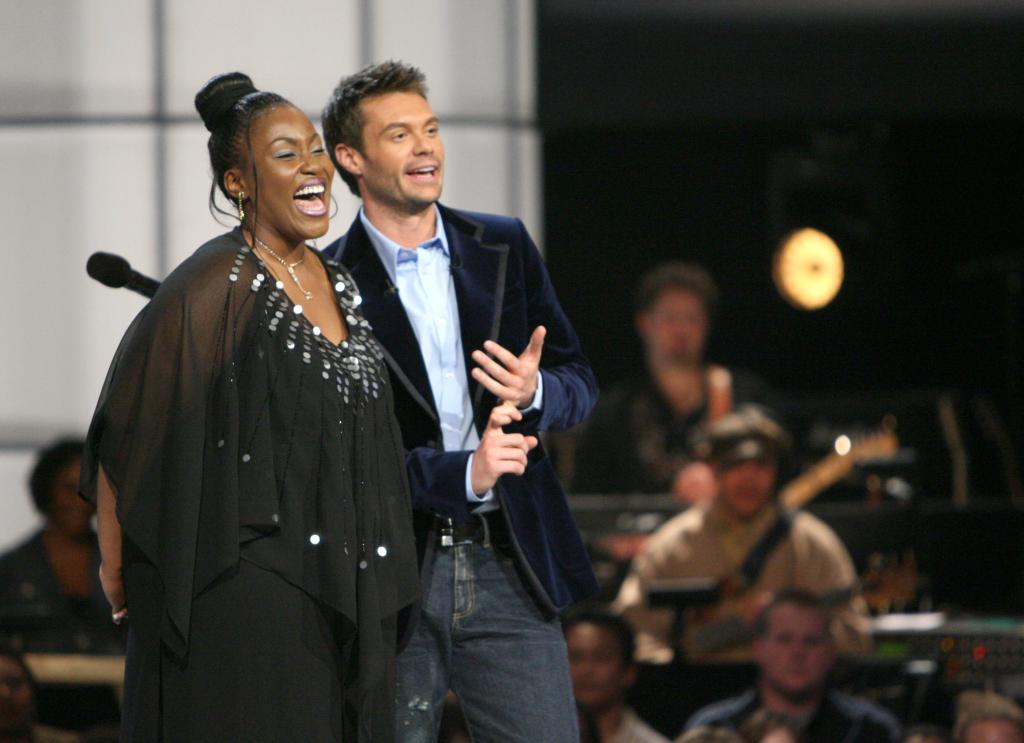 ryan seacrest clapping next to mandisa