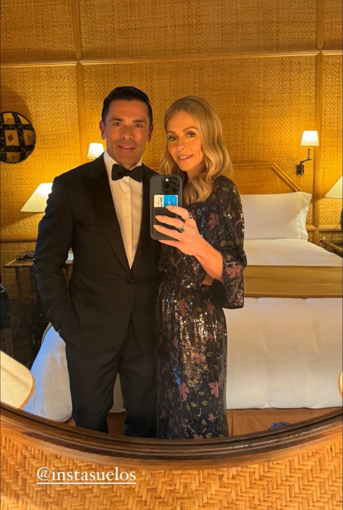 Kelly Ripa wants Mark Consuelos mirror selfie