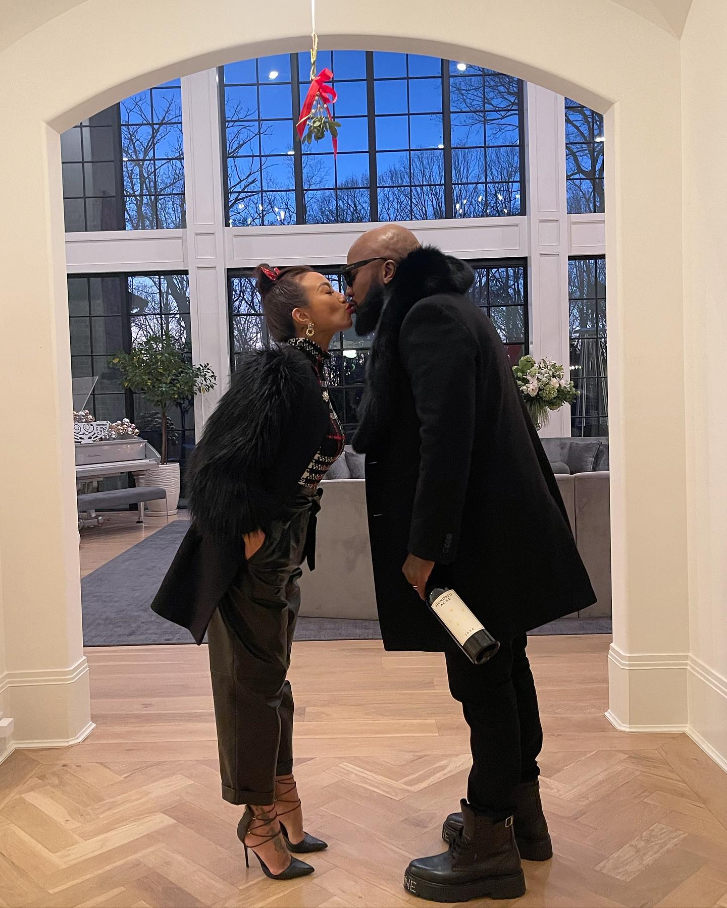 Jeezy and Jeannie Mai kissing.