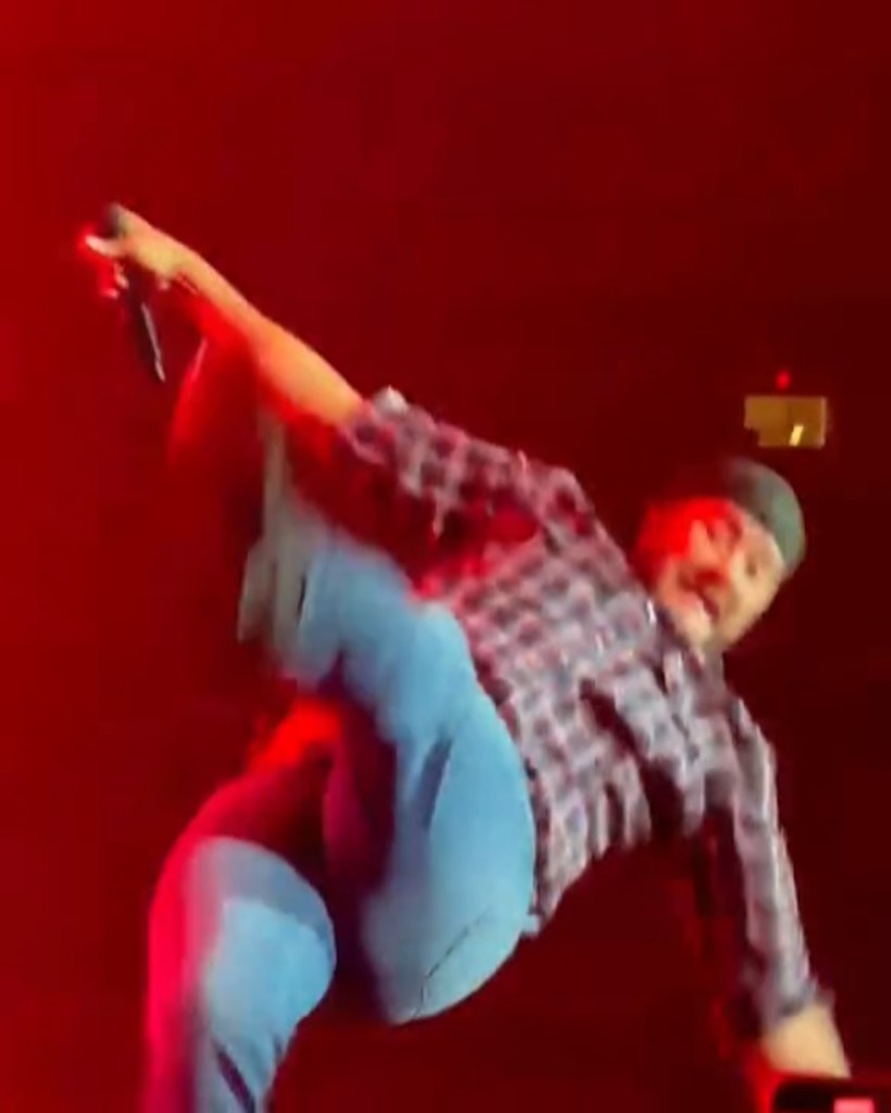 luke bryan falling on stage