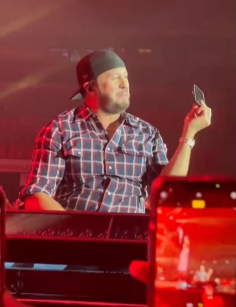 luke bryan holding up a cell phone