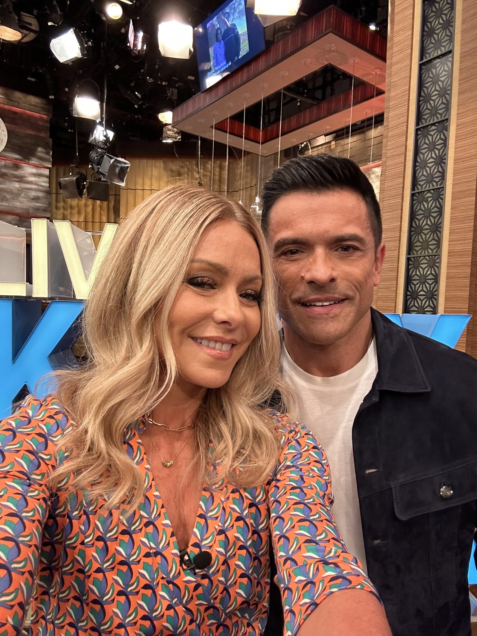 A selfie of Kelly Ripa and Mark Consuelos on "Live"