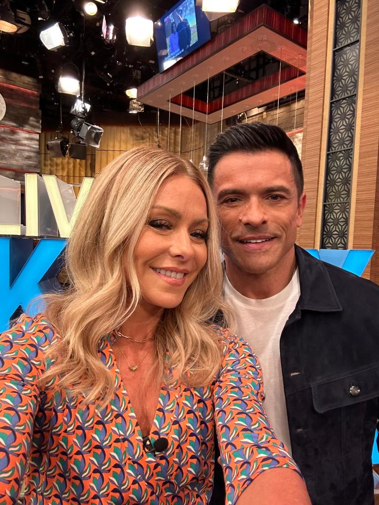 A selfie of Kelly Ripa and Mark Consuelos on "Live"