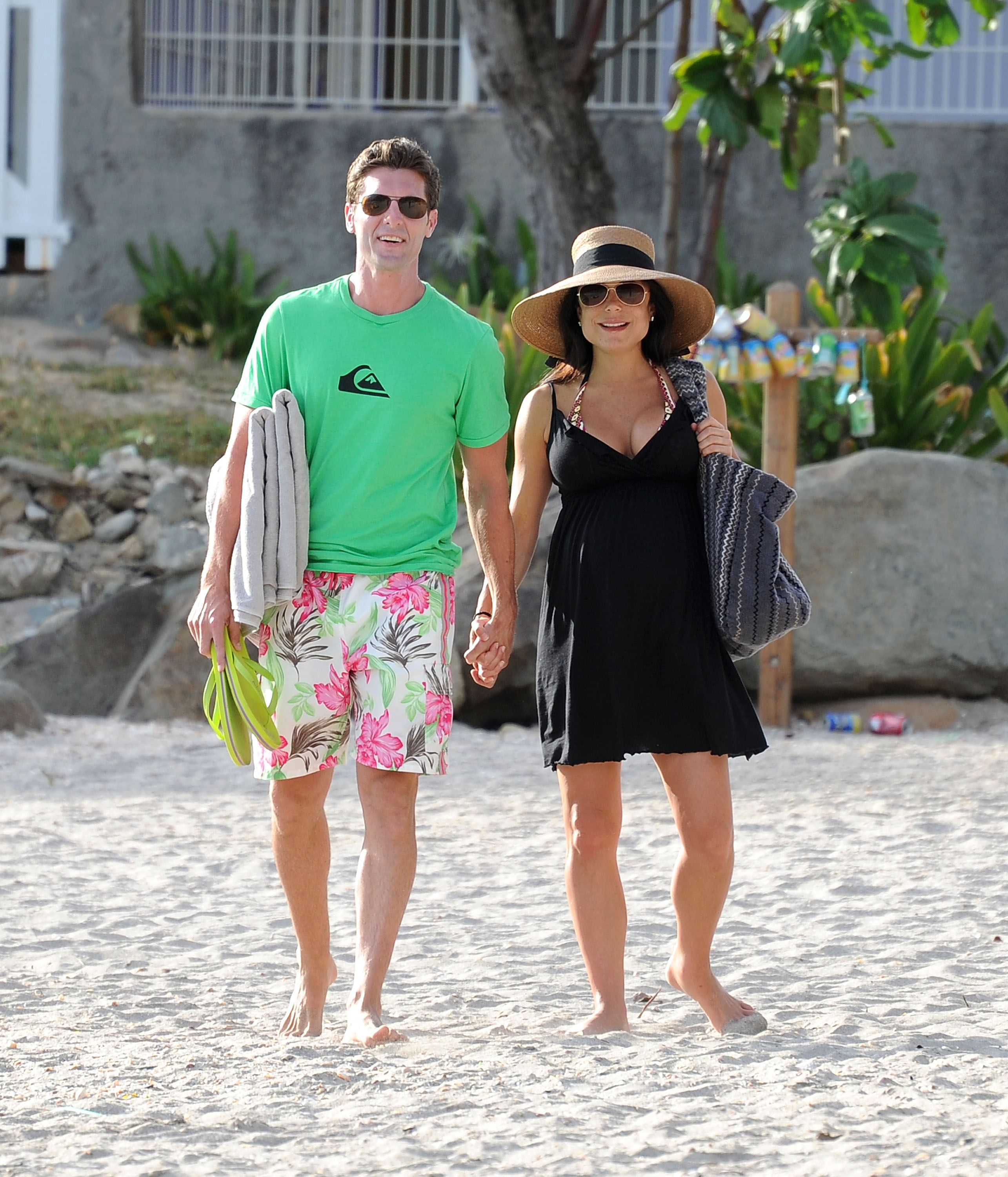 Jason Hoppy and Bethenny Frankel walking on the beach