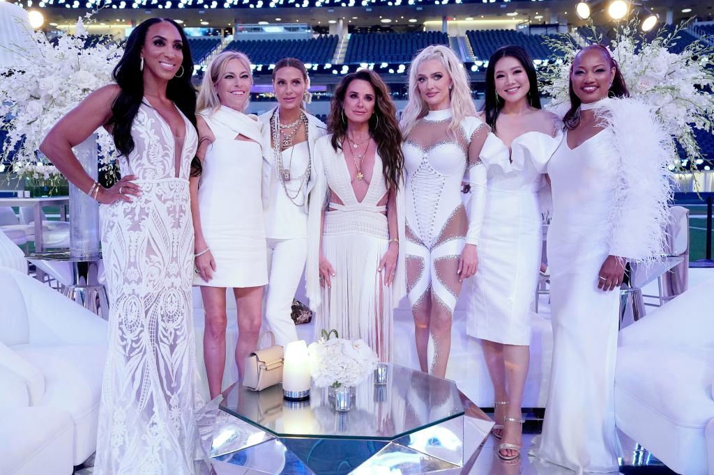 Annemarie Wiley, Sutton Stracke, Dorit Kemsley, Kyle Richards, Erika Jayne, Crystal Minkoff, Garcelle Beauvais posing together 