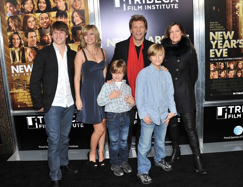  Jon Bon Jovi and Dorothea Hurley with their kids in 2011. 