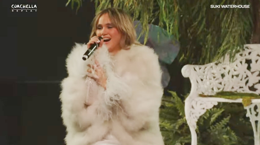 Suki Waterhouse performing at Coacheala.