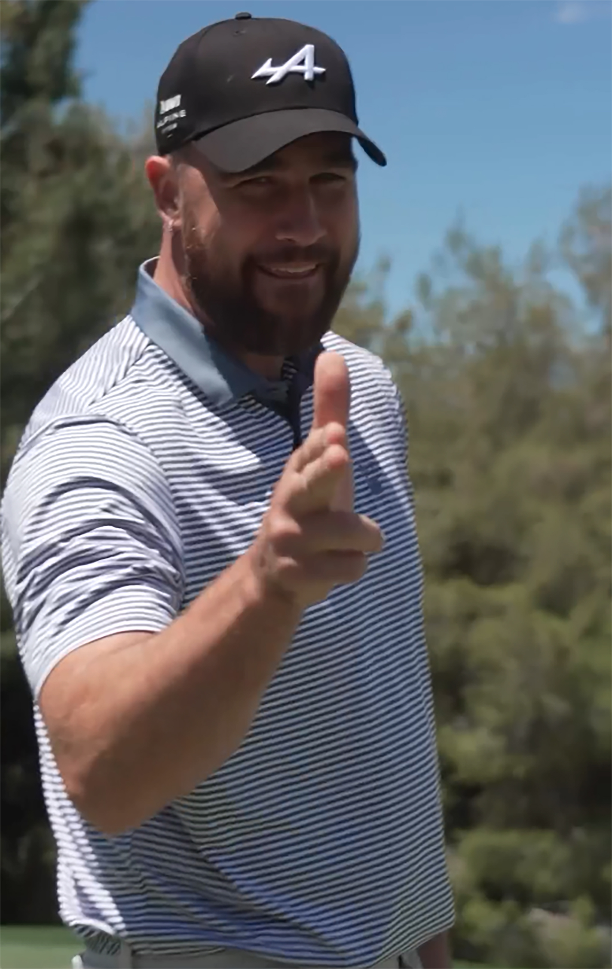 travis kelce doing a finger gun