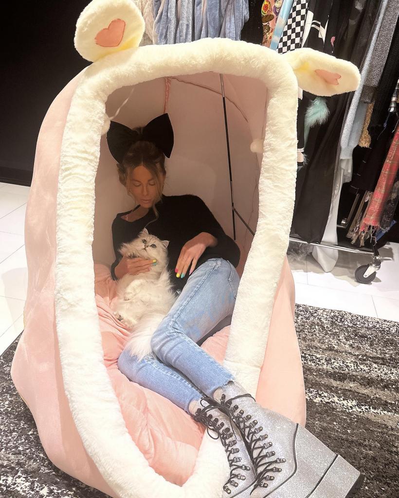 Kate Beckinsale cuddling with her cat. 