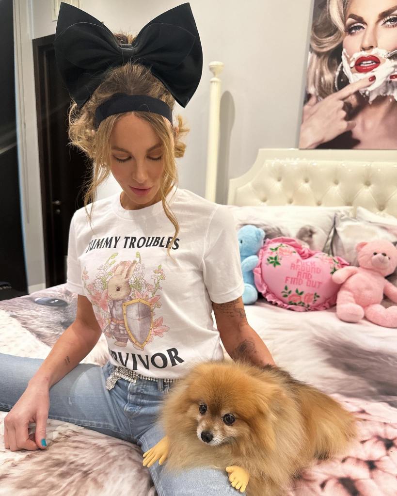 Kate Beckinsale wearing a "Tummy Troubles Survivor" shirt. 