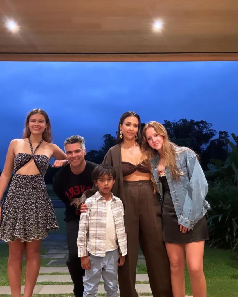  Jessica Alba, Cash Warren and their kids