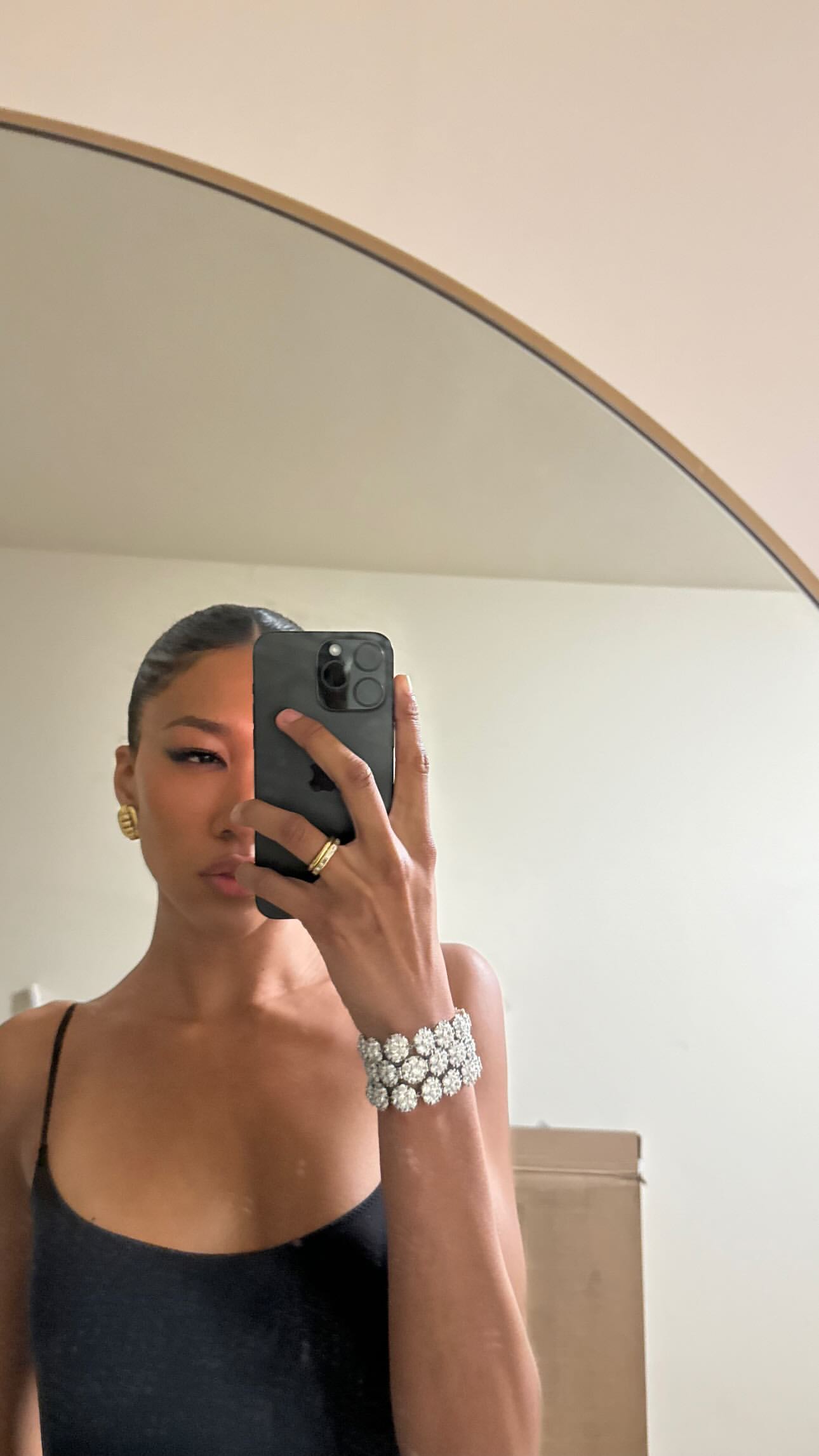 Mirror selfie of Aoki Lee Simmons.