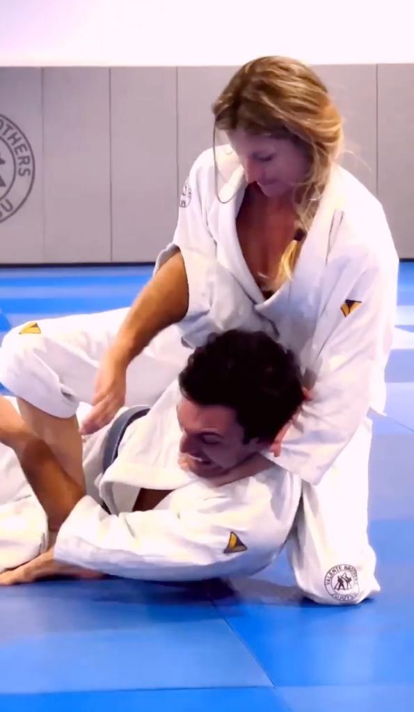 Gisele Bündchen fighting with Joaquim Valente.