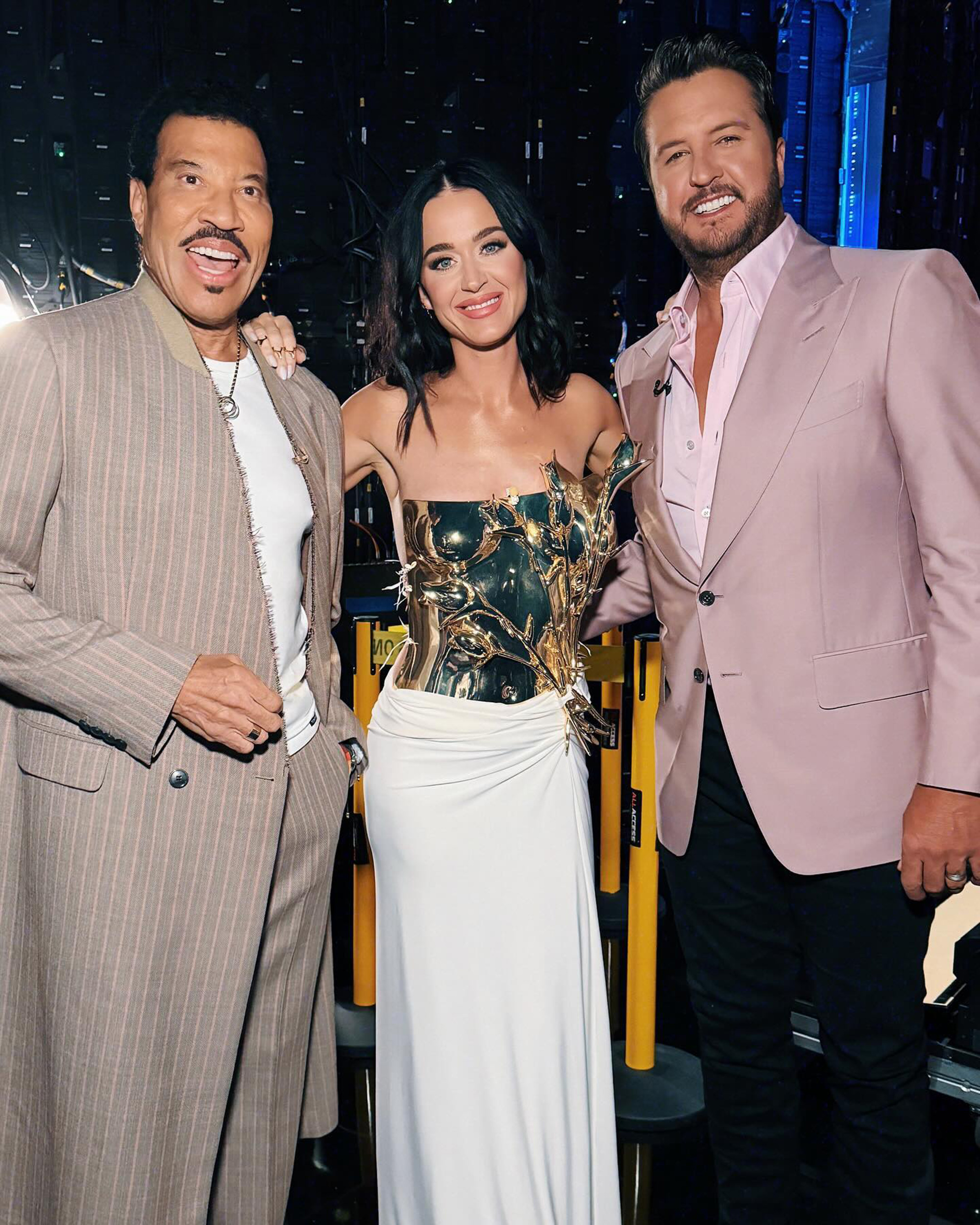 Lionel Richie, Katy Perry and Luke Bryan posing together 