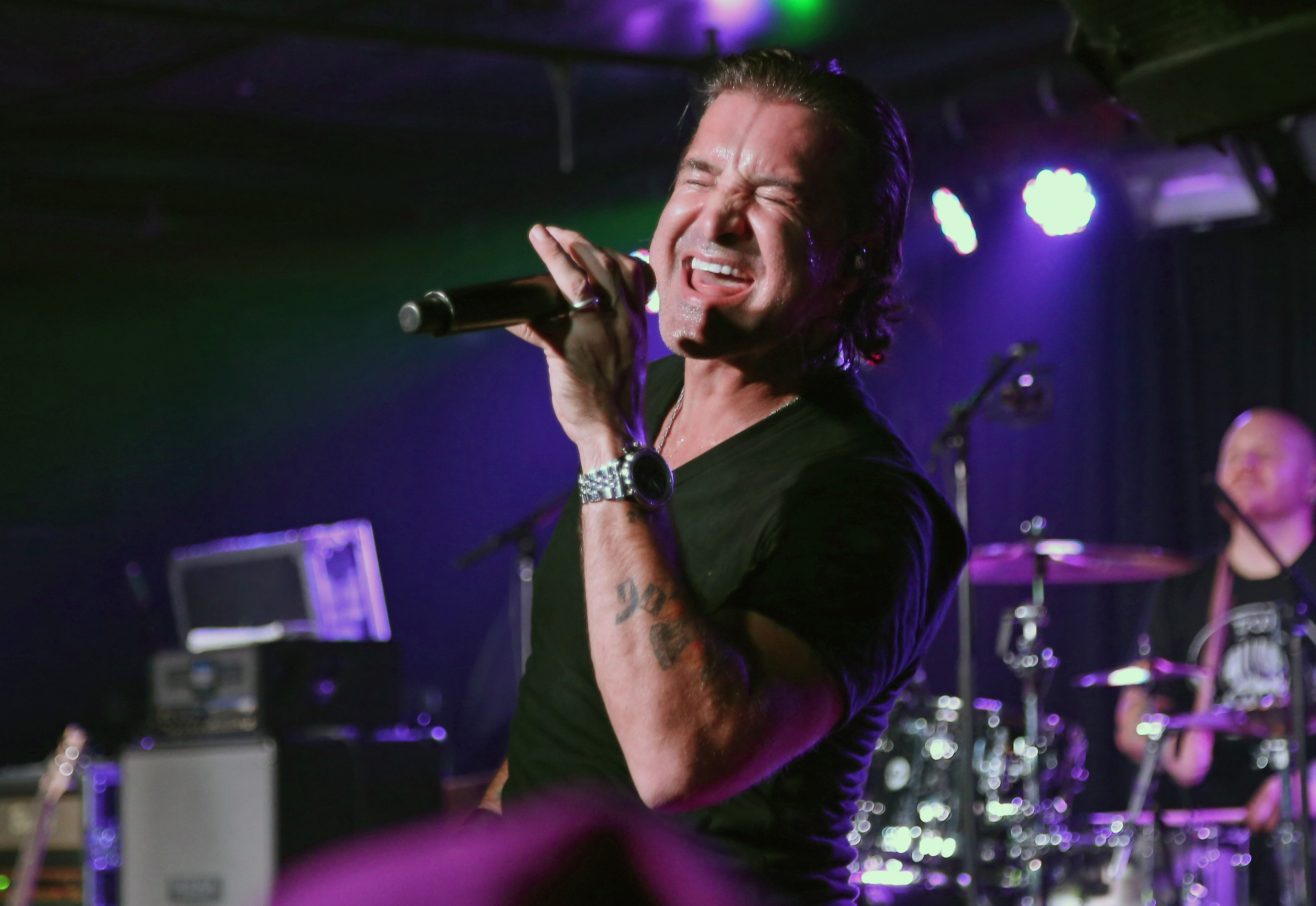 Scott Stapp singing.