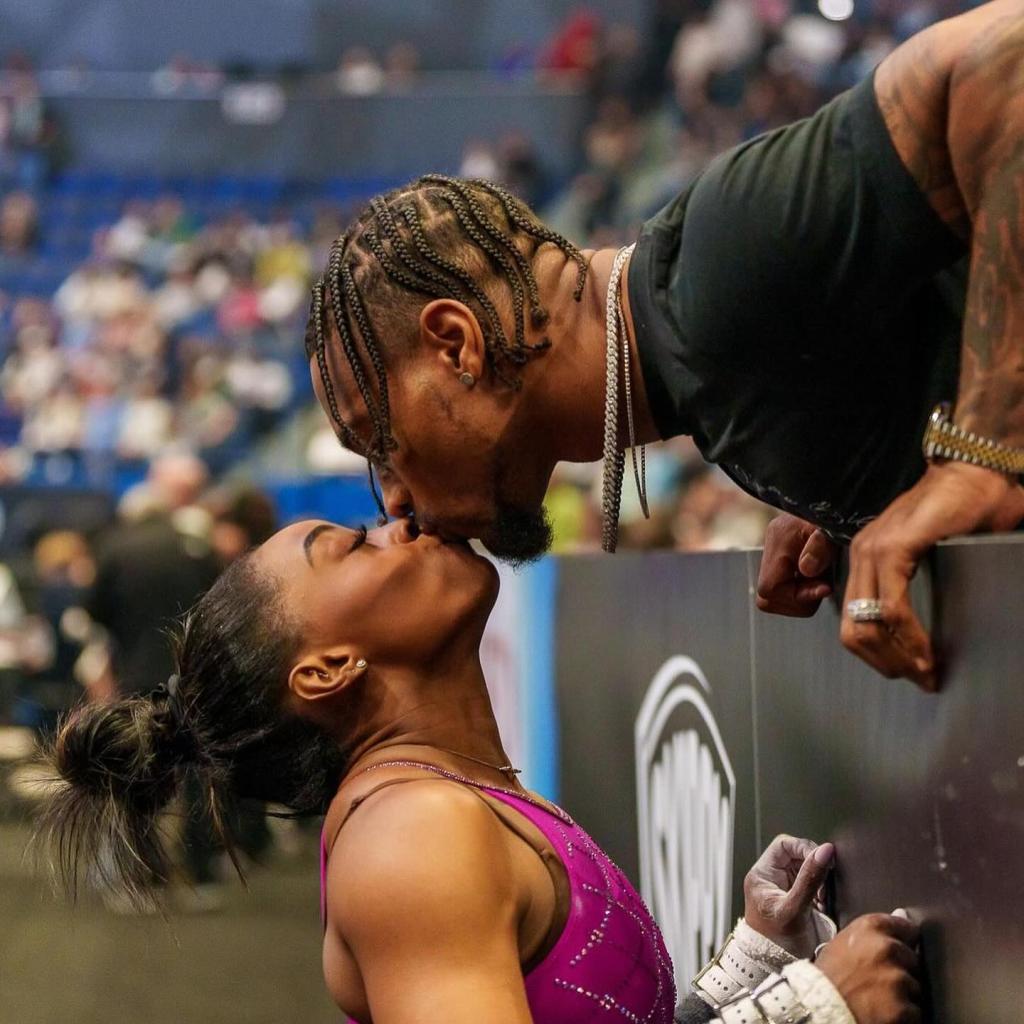 Simone Biles and Jonathan Owens kissing