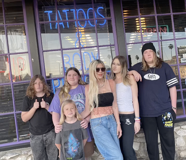 Tori Spelling getting stomach piercings with her kids for Mother's Day