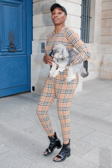 Venus Williams carrying her dog