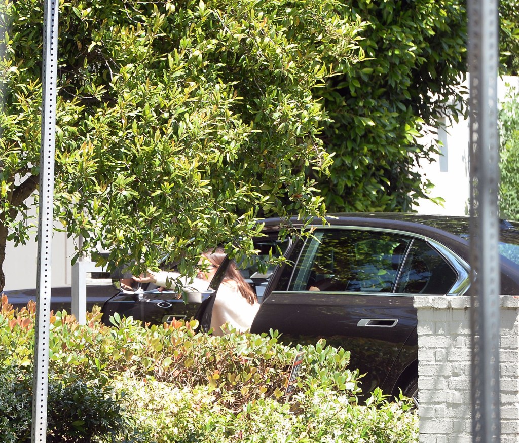 Jennifer Garner arriving at Ben Affleck's home