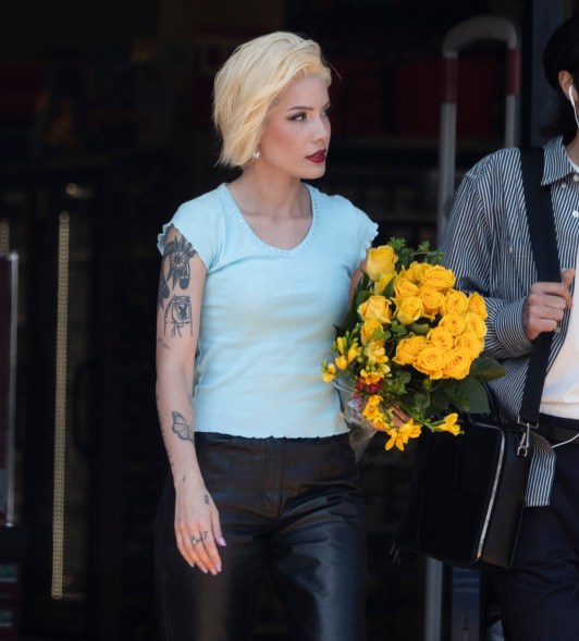 Halsey steps out smiling with bouquet