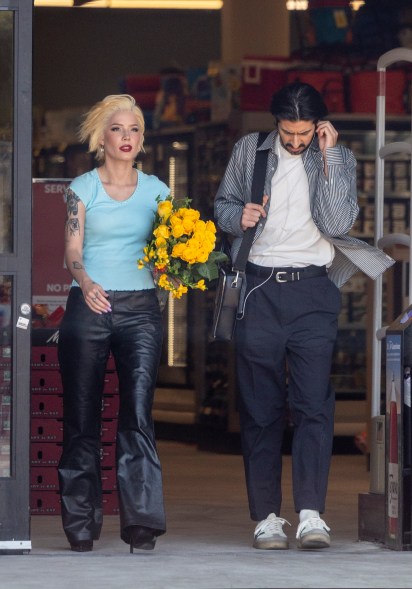 Halsey steps out smiling with bouquet